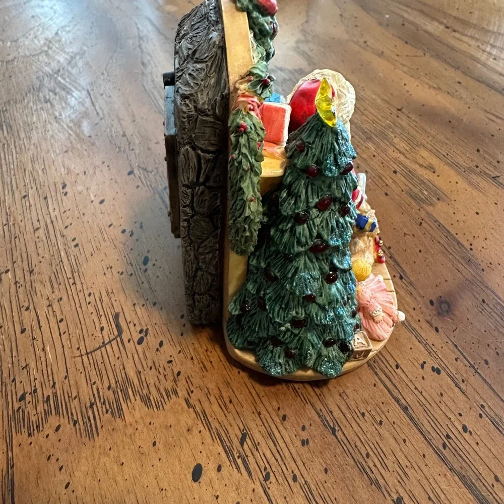 Hallmark Keepsake Magic A Glimpse‎ of Santa Christmas Ornament Features Light